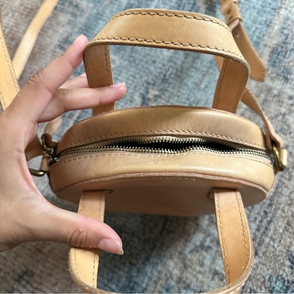Madewell The Juno Circle around Leather Crossbody Bag - Picture 5 of 7